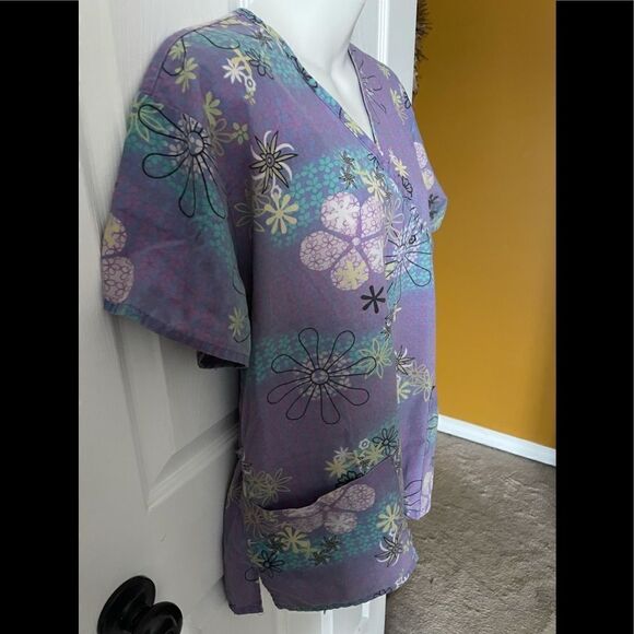 Women’s purple floral scrub top - Picture 2 of 4